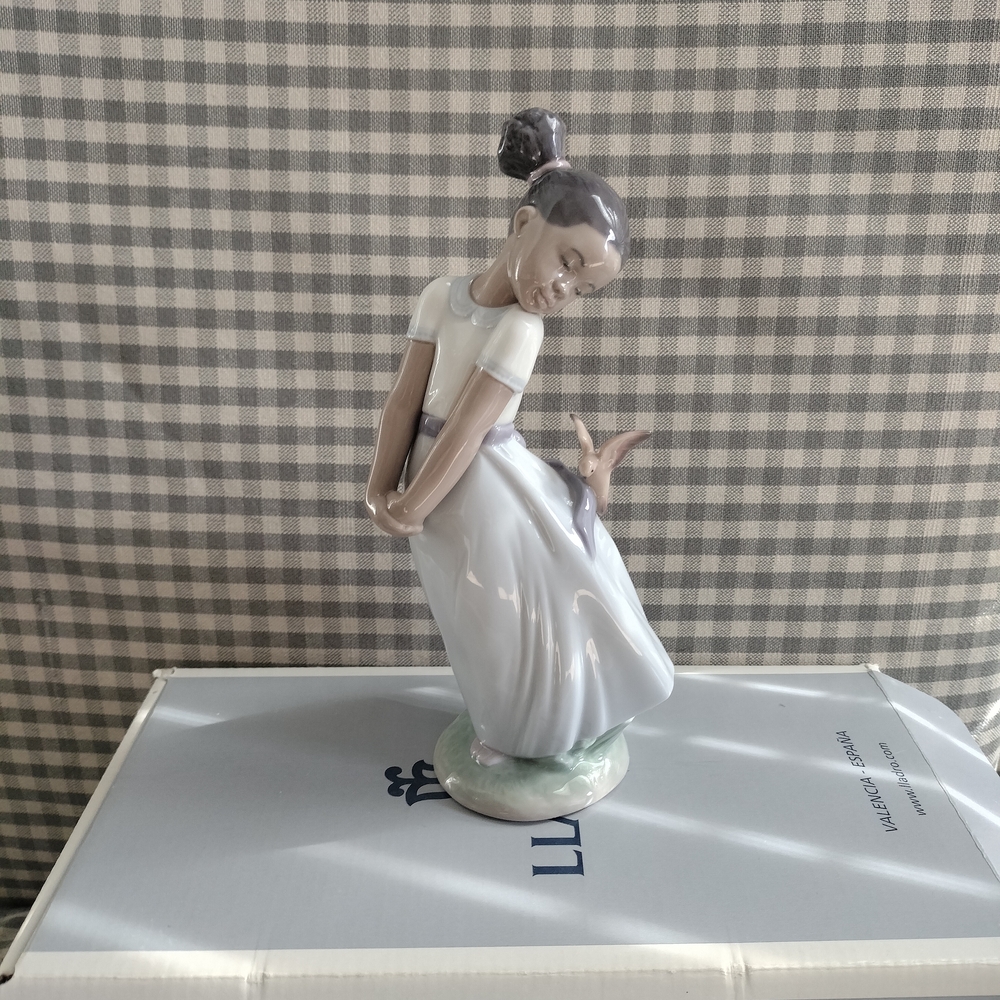 Lladro Pretty Bird Figurine - Cream And Light Blue